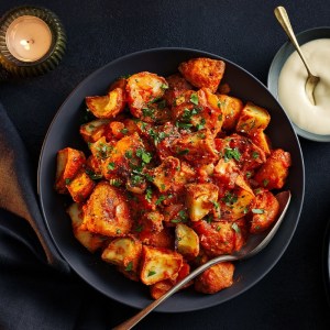 Patatas bravas: dos frituras, salsa aparte