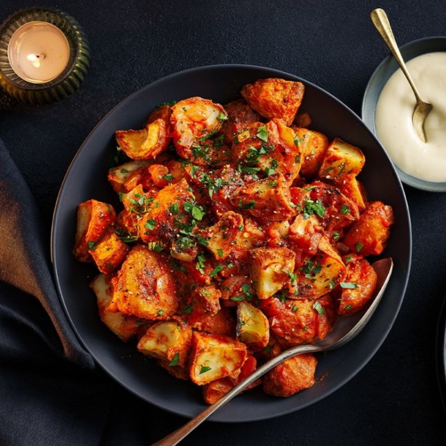 Patatas bravas: dos frituras, salsa aparte