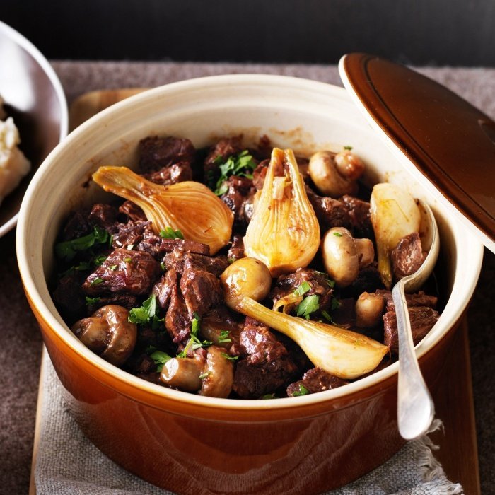 Bœuf bourguignon : saisir la viande par petites quantités