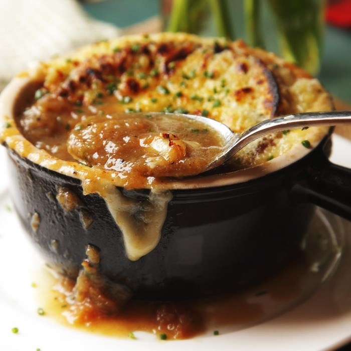 Soupe à l’oignon gratinée : quarante minutes de patience